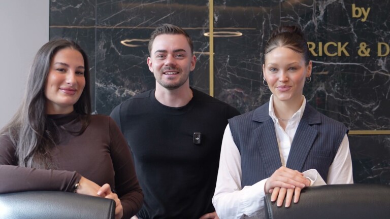 Aesthetify Berlin – Drei Teammitglieder vor der dunklen Marmorwand mit goldenem Aesthetify-Schriftzug