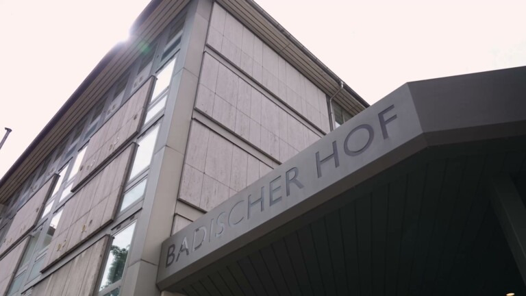 Aesthetify Baden-Baden – Gebäudeecke mit dem Schriftzug "Badischer Hof" über dem Eingang