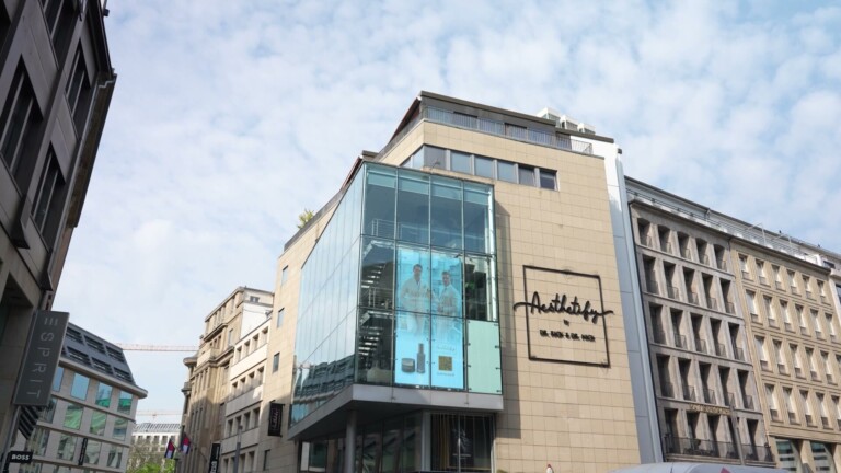 Aesthetify Standorte – Moderne Glasfassade mit Aesthetify-Schriftzug in einer Innenstadtstraße