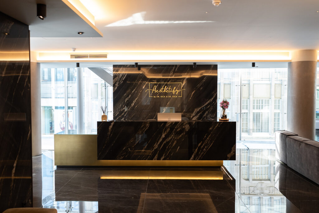 Nasolabialfalte unterspritzen in Frankfurt: Natürlich bei Aesthetify