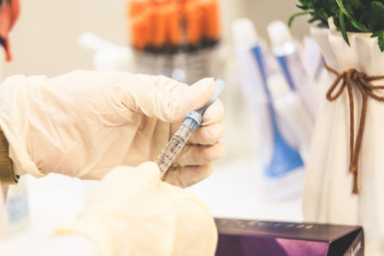 Bei Aesthetify in Düsseldorf kommen Botox® und Hyaluronsäure sowohl einzeln als auch gemeinsam angewendet zum Einsatz.